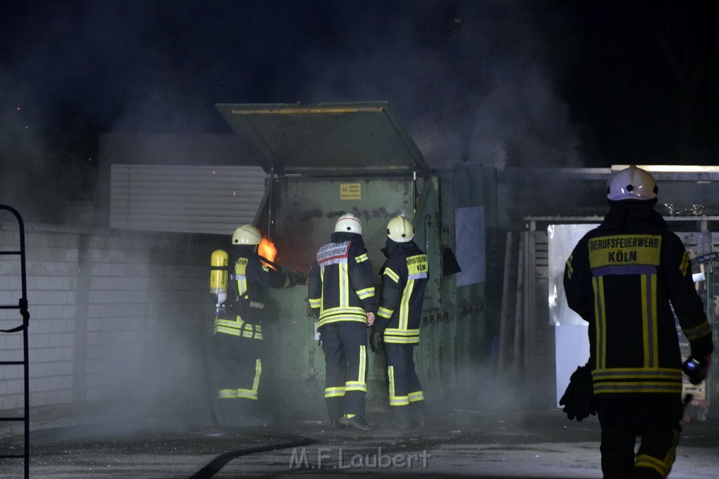 Feuer Papp Presscontainer Koeln Hoehenberg Bochumerstr P039.JPG - Miklos Laubert